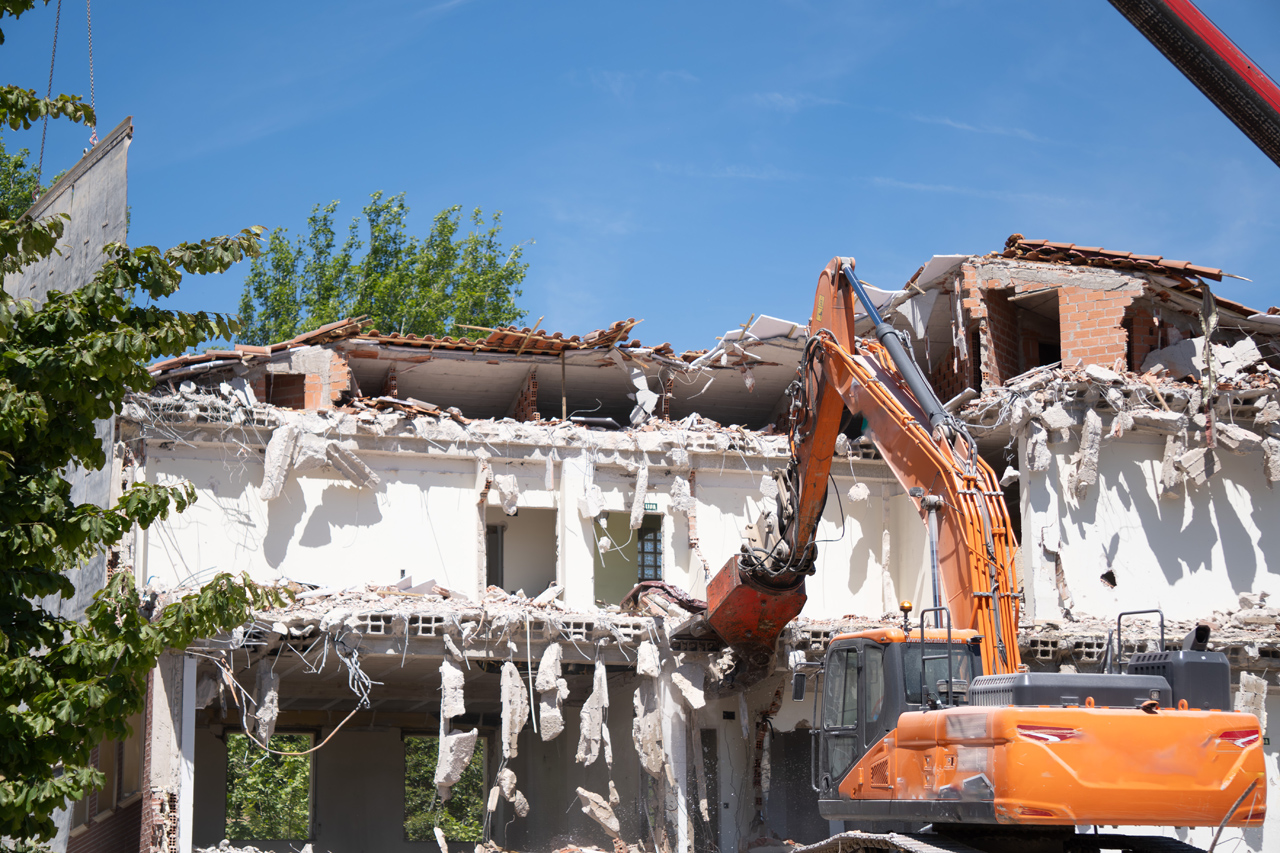 Cum alegi o firmă profesionistă pentru demolarea unei case in Brasov sau Covasna